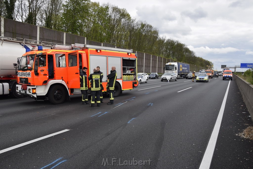 VU Auffahrunfall A 3 Rich Oberhausen kurz vor AS Koeln Dellbrueck P180.JPG - Miklos Laubert